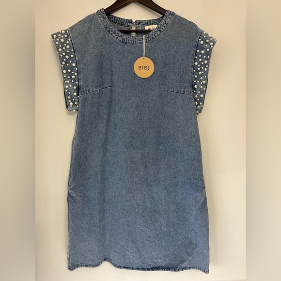BiBi Dresses & Skirts - NWT Bibi Pearl Next Door Denim Dress Pearl Cap Sleeve Pockets Size Small Chic
